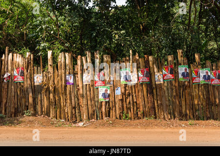 De nombreuses affiches électorales des candidats sur le mur en bois par route, Nairobi, Kenya Banque D'Images