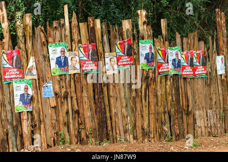 De nombreuses affiches électorales des candidats sur le mur en bois par route, Nairobi, Kenya Banque D'Images