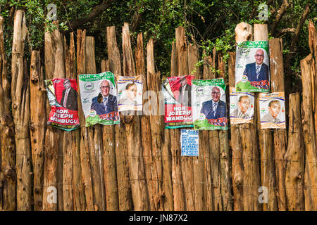 De nombreuses affiches électorales des candidats sur le mur en bois par route, Nairobi, Kenya Banque D'Images