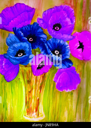Un bouquet de violettes et bleues est coquelicots dans un vase de verre sur fond jaune. Banque D'Images