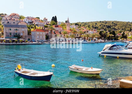 Bateaux amarrés dans le port de la ville Supetar, île de Brac - Croatie Banque D'Images