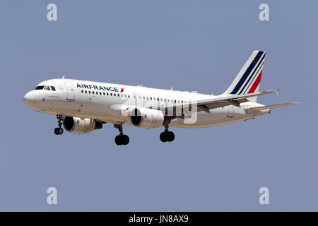 Airbus A320-214 d'Air France [F] HBNK-piste d'atterrissage 31 dans l'après-midi. Banque D'Images