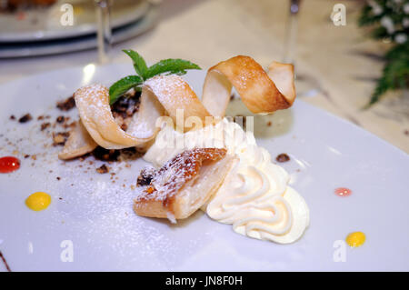 Crème de camembert sur une plaque blanche, Santa Caterina di Pittinuri, Sardaigne, Italie Banque D'Images