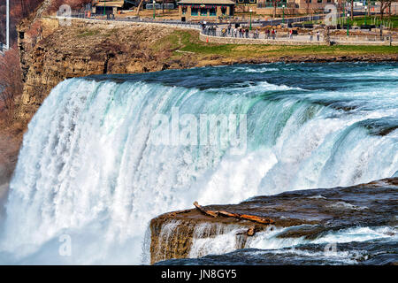 Niagara Falls, USA - 30 Avril 2015 : Les Chutes du Niagara dans le Nord. Vue sur les chutes américaines et Bridal Veil Falls. Au début du printemps Banque D'Images