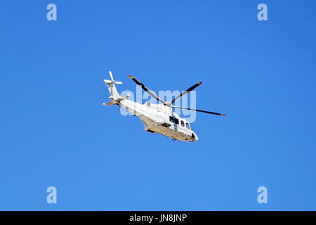 Rome, Italie - 12 octobre 2016 : hélicoptère dans le ciel de Rome, Italie Banque D'Images