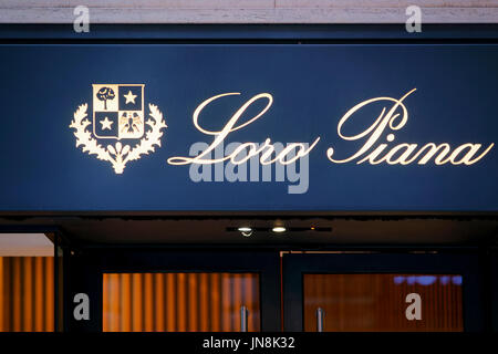 Rome, Italie - 14 octobre 2016 : Loro Piana signe de vitrine de la rue de Rome. Banque D'Images