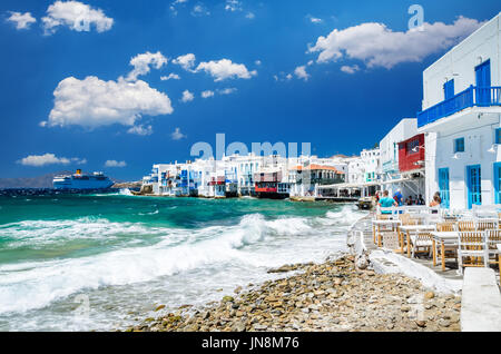 La petite Venise, l'île de Mykonos, en Grèce. Bâtiments colorés et d'un balcon près de la mer et d'un grand navire de croisière blanche. Banque D'Images