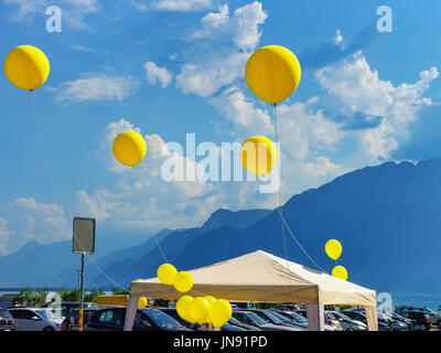 Vevey, Suisse - le 27 août 2016 : ballons d'air jaune sur Grande Place à Vevey, Riviera Suisse Banque D'Images