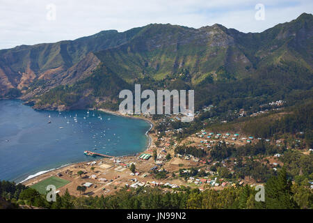 Vue de la baie Cumberland et la ville de San Juan Bautista sur l'île Robinson Crusoé, l'une des trois îles principales qui composent l'Îles Juan Fernandez. Banque D'Images