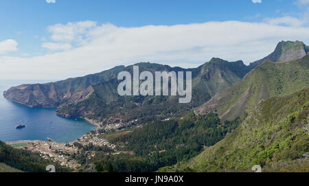 Vue de la baie Cumberland et la ville de San Juan Bautista sur l'île Robinson Crusoé, l'une des trois îles principales qui composent l'Îles Juan Fernandez. Banque D'Images