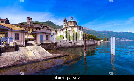 Vue depuis la jetée de Cannobio au Santuario della Santissima Pietà au Lac Maggiore Maggiore - Lago Maggiore, Verbania, Piemont, Italie Banque D'Images