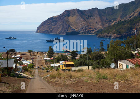 Vue de la baie Cumberland et la ville de San Juan Bautista sur l'île Robinson Crusoé, l'une des trois îles principales qui composent l'Îles Juan Fernandez. Banque D'Images