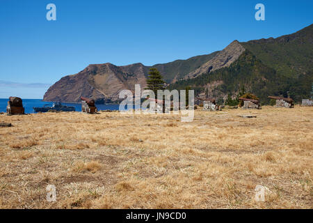 Spanish fort historique surplombant la baie Cumberland et la ville de San Juan Bautista sur l'île Robinson Crusoé dans les îles Juan Fernandez, au Chili Banque D'Images