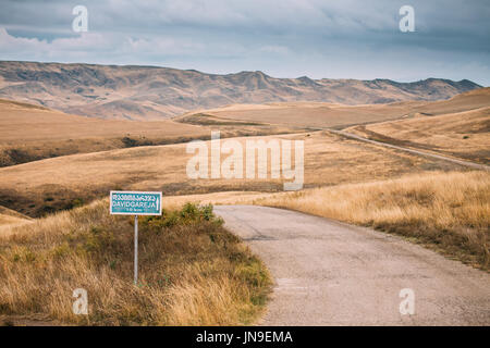 La région de Kakheti, Géorgie. Panneaux de signalisation à David Gareja Sur le côté de la route sur fond de montagnes. Banque D'Images