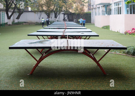 Rangée de tables de ping-pong dans une école chinoise Banque D'Images