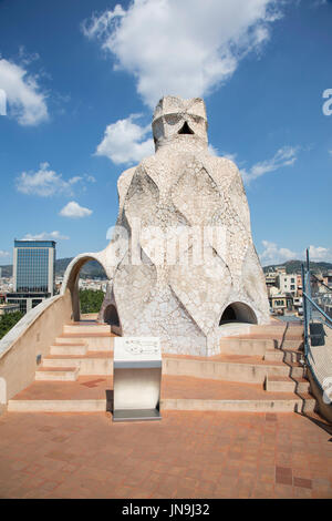 Les pots de cheminée décorative et les ventilateurs sur le toit de la Casa Mila, une des maisons d'Antonio Gaudi à Barcelone Banque D'Images