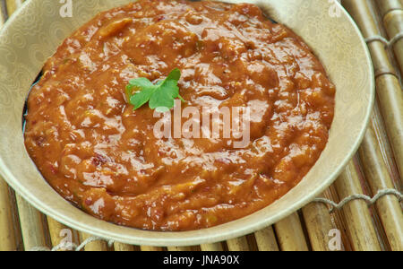 Ful - Foul Medemes plat de fèves cuites servies avec de l'huile végétale, le cumin. Banque D'Images