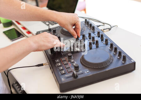 La technologie de la musique, fête de Noël de main d'hommes - concept de piste audio mix Dj, beau noir fin hi disc jockey appareil mélangeur numérique, matériel de concert Banque D'Images