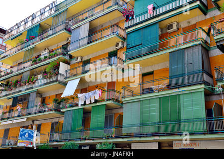Apartment Building in Naples, Italie avec balcon dont certaines ont des pare-soleil Banque D'Images
