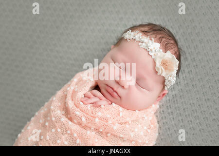 Sleeping newborn baby girl emmailloté dans une couverture Banque D'Images