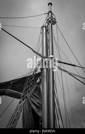 19 juillet 2017. Un portrait en noir et blanc image de Thames Barge Impressum Rigging prises à Maldon dans l'Essex, Angleterre Banque D'Images