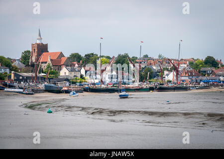 19 juillet 2017, une image de la quai de Maldon dans l'Essex, Angleterre avec 3 barges de la Tamise attaché le long de côté. Banque D'Images