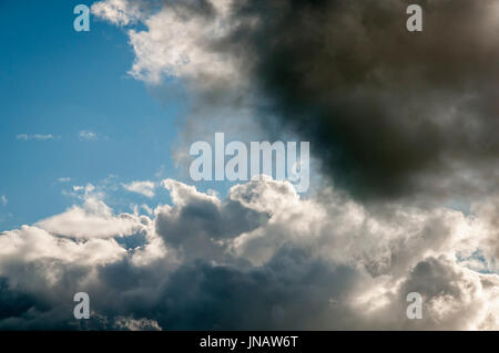 27 juillet 2017, au-dessus des nuages irisés Barnoldswick, Lancashire, Angleterre Banque D'Images