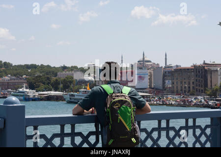 Istanbul, Turquie - le 19 juillet 2017 Homme touristiques Hagia Sophia Istanbul du pont de Galata Banque D'Images