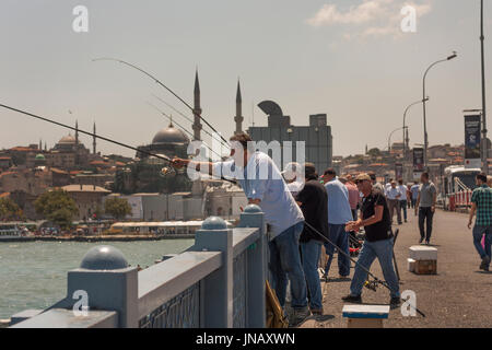 Istanbul, Turquie - le 19 juillet 2017 : Men Fisihing sur le pont de Galata dans un jour Banque D'Images
