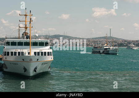 Istanbul, Turquie - le 19 juillet 2017 : Passenger Ferry amarré sur le navire de croisière internationale Dock & passagers au Galata et Karakoy Banque D'Images