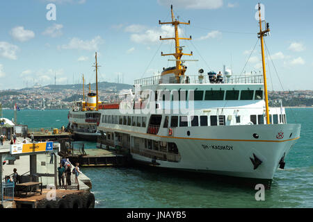 Istanbul, Turquie - le 19 juillet 2017 : Passenger Ferry amarré sur le navire de croisière internationale Dock & passagers au Galata et Karakoy Banque D'Images