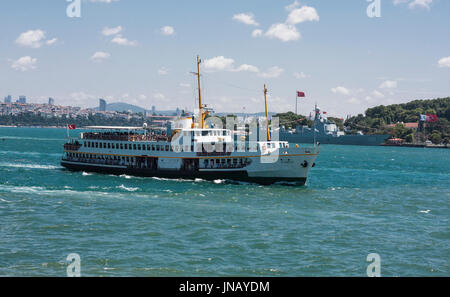 Istanbul, Turquie - le 19 juillet 2017 : vue depuis le pont de Galata par temps clair. Banque D'Images