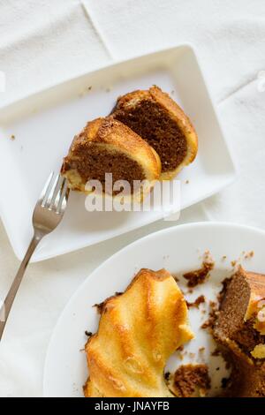 Vue de dessus du gâteau spongieux servi tranches sur nappe blanche. Préparé à partir d'ingrédients sans gluten Banque D'Images