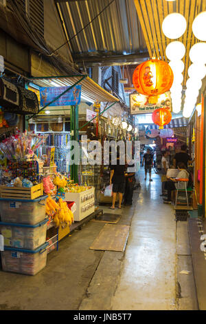 Sentier étroit entre les étals décorés avec des lanternes en papier à Chatuchak Weekend Market, Bangkok, Thaïlande Banque D'Images