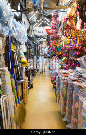 Couloir étroit entre cale au marché de Chatuchak, Bangkok, Thailand Banque D'Images