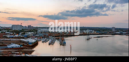 Vue depuis le pont vers l'Itchen docks de Southampton Banque D'Images