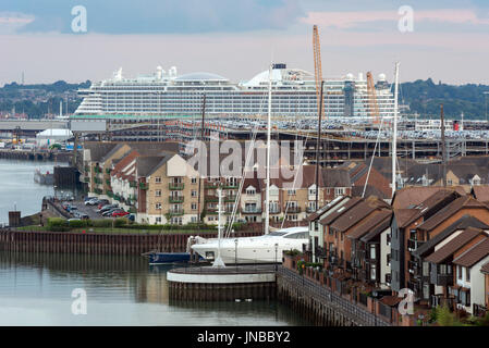 Vue depuis le pont vers l'Itchen docks de Southampton Banque D'Images