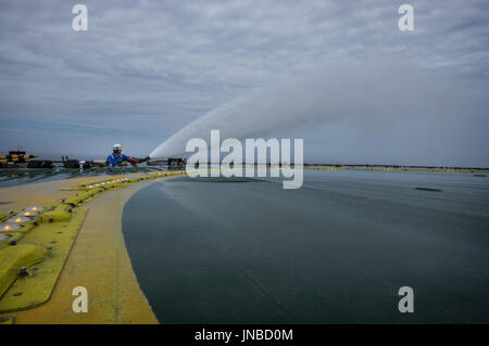 Heli assistant de pont, l'essai l'incendie suivi de l'eau, de crédit : lee ramsden / alamy Banque D'Images