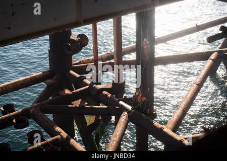 Deux cordistes, escalade une corde sur la mer du Nord une plate-forme de pétrole et de gaz. crédit : lee ramsden / alamy Banque D'Images