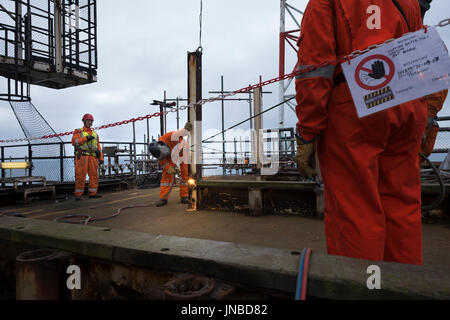 Le travail industriel, en utilisant l'oxygène de coupe de l'acétylène dans le cadre de la désaffectation d'une plate-forme pétrolière de la mer du Nord. crédit : lee ramsden / alamy Banque D'Images