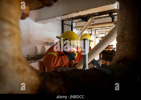 Membre de l'équipe d'incendie sur un pétrole de la mer du Nord et que l'age, en utilisant sa radio, dans le cadre d'un exercice d'intervention d'urgence. crédit : lee ramsden / alamy Banque D'Images