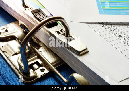 Pile de documents d'entreprise dans un dossier dans un bureau. Banque D'Images