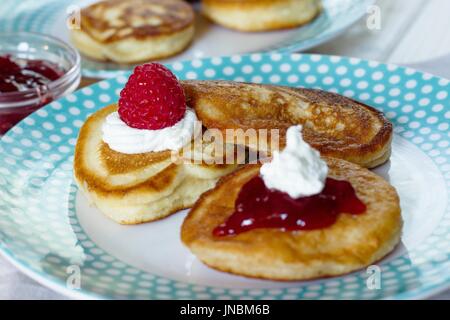 Des crêpes avec confiture de framboises fraîches,berry et un peu de crème fouettée Banque D'Images