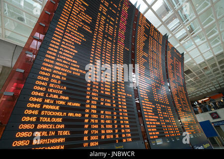 Les écrans avec l'horaire des vols à l'aéroport Charles de Gaulle à Paris Banque D'Images