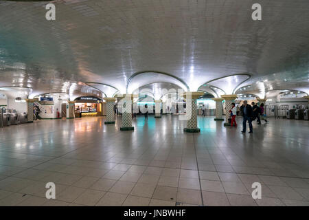 La piscine vue de la station de métro Saint Lazare à Paris Banque D'Images