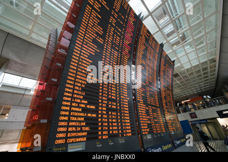 Les écrans avec l'horaire des vols à l'aéroport Charles de Gaulle à Paris Banque D'Images