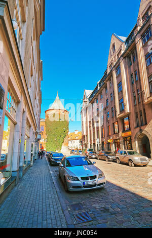 Riga, Lettonie - septembre 3, 2014 : la tour poudrière et de la guerre dans le centre historique de la vieille ville de Riga, Lettonie, pays balte. Les gens sur le Banque D'Images