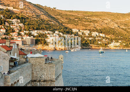 Dubrovnik, Croatie - le 19 août 2016 : les navires de croisière à la Dubrovnik littoral de la mer Adriatique au coucher du soleil, la Croatie. Les gens sur l'arrière-plan Banque D'Images