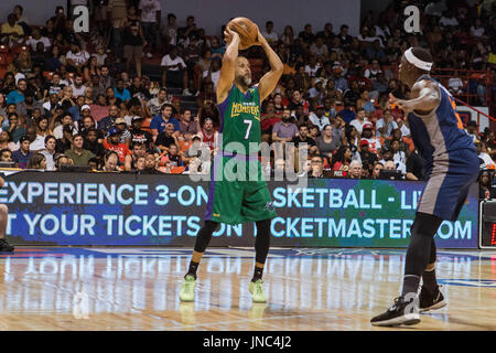 Mahmoud Abdul-Rauf #7 3 à tête Monsters élève le ballon au-dessus de sa tête cherchant à passer à son coéquipier alors que la compagnie d'Al Thornton #12 3 le garde pendant le jeu #3 Big3 semaine 5 3-on-3 tournoi UIC Pavilion juillet 23,2017 Chicago, Illinois. Banque D'Images