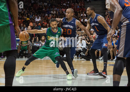 Mahmoud Abdul-Rauf #7 3 les dribbles à tête Monsters tentent de dépasser la compagnie d'Andre Owens #20 3 pendant le jeu #3 Big3 semaine 5 3-on-3 tournoi UIC Pavilion juillet 23,2017 Chicago, Illinois. Banque D'Images